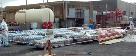Tecnici Ecotras in uno stabilimento adibito a stoccaggio provvisorio per lo smaltimento dei rifiuti